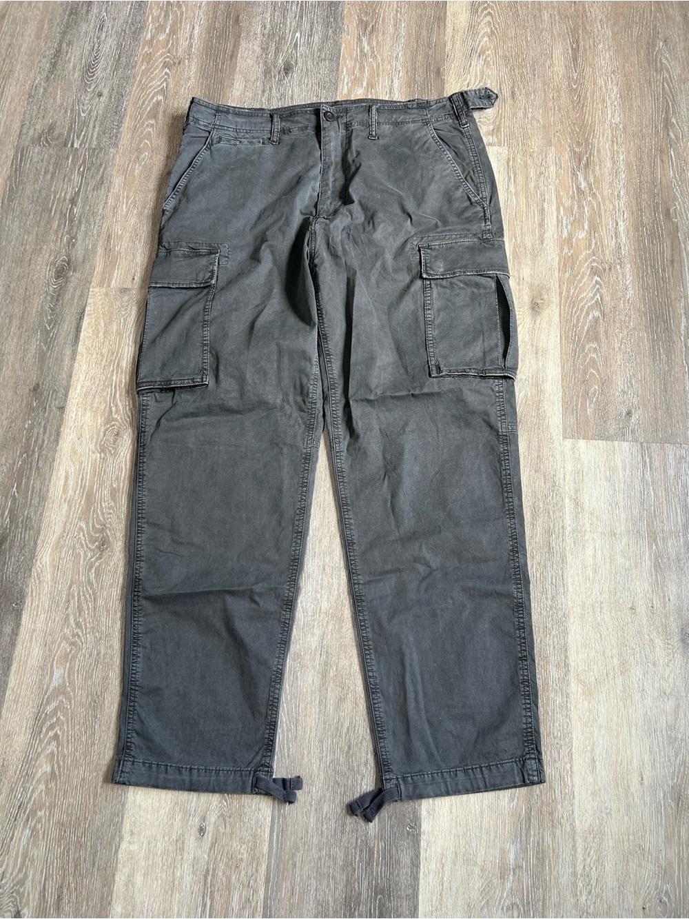 American Eagle Outfitters Men's Cargo Pants in Charcoal Gray